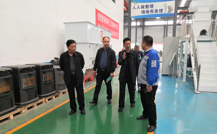 考察组一行实地参观了金格瑞颗粒机展厅